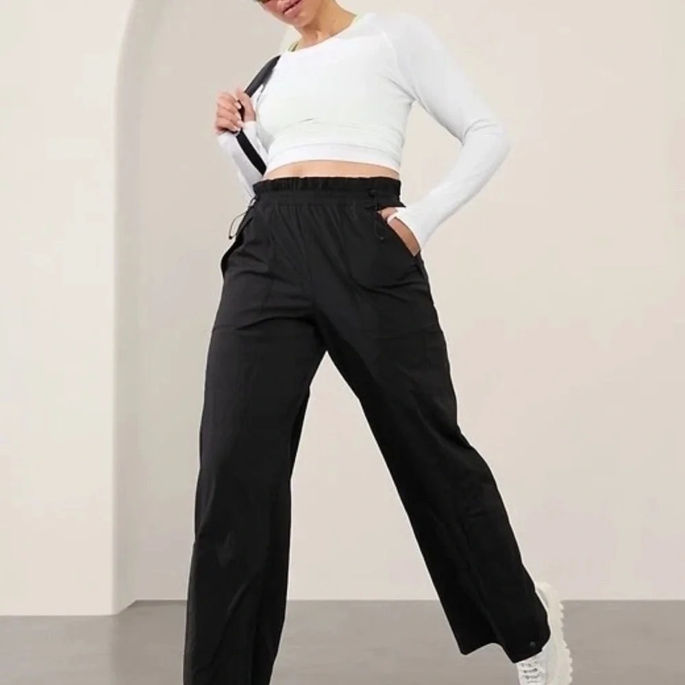 Athleta Trekkie High Rise Parachute Pants black like new Sz 10 lightweight